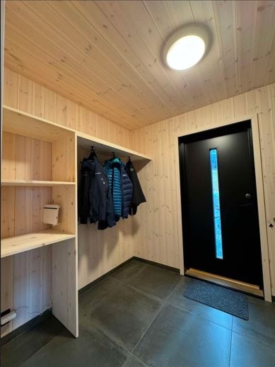 Inngang fra vaskerom Galleribilde