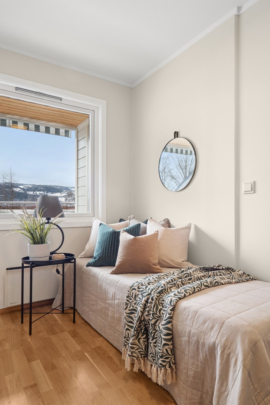 Begge soverommene har vindu mot terrassen. Galleribilde