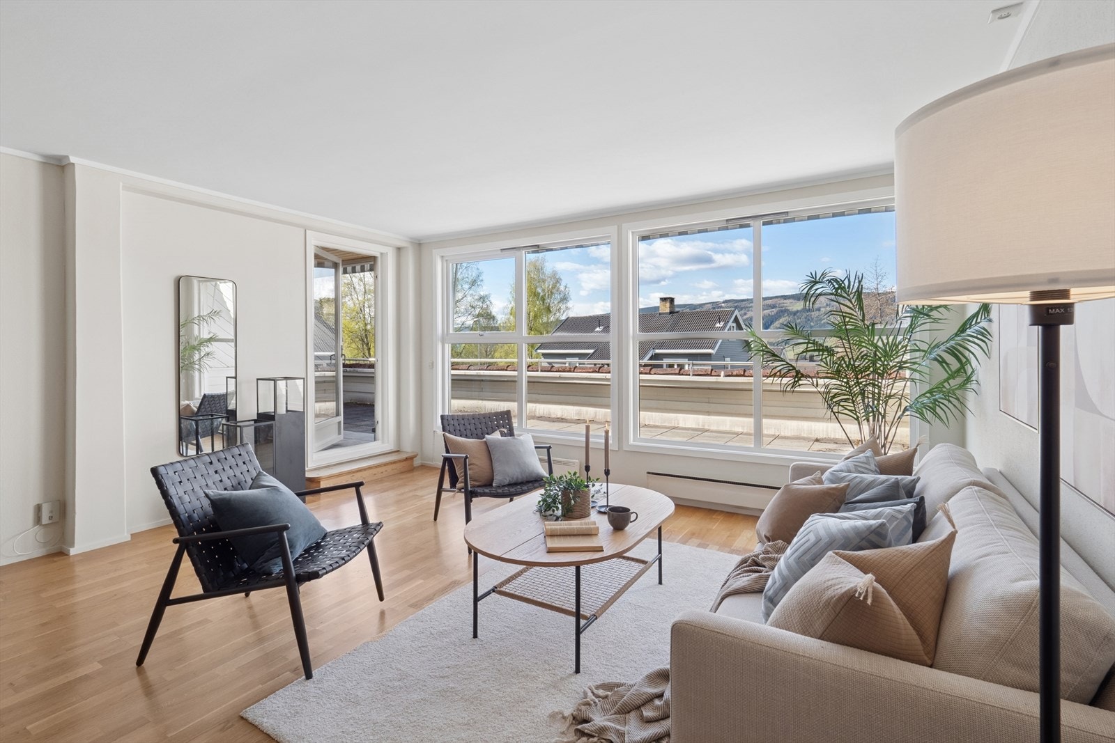 Fra stuen er det utgang til en vestvendt terrasse på 31 kvm. Galleribilde