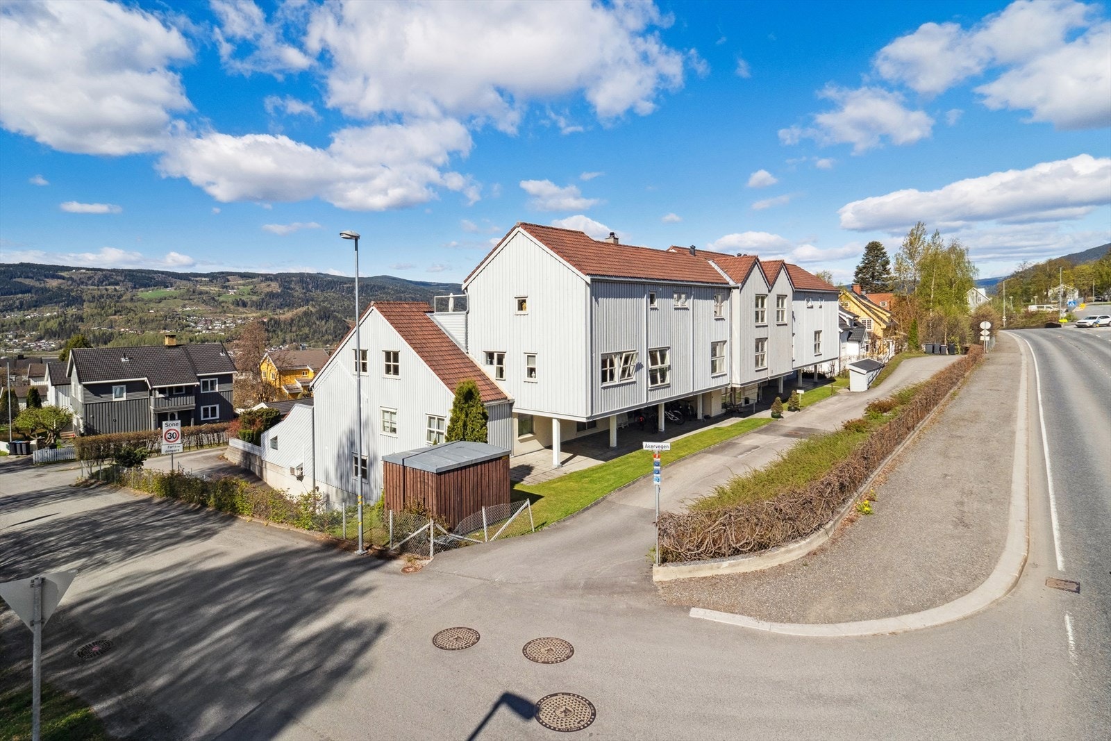 Hamarvegen 10 er en lys og pen 3-roms eierleilighet med attraktiv beliggenhet like sør for Lillehammer sentrum. Galleribilde
