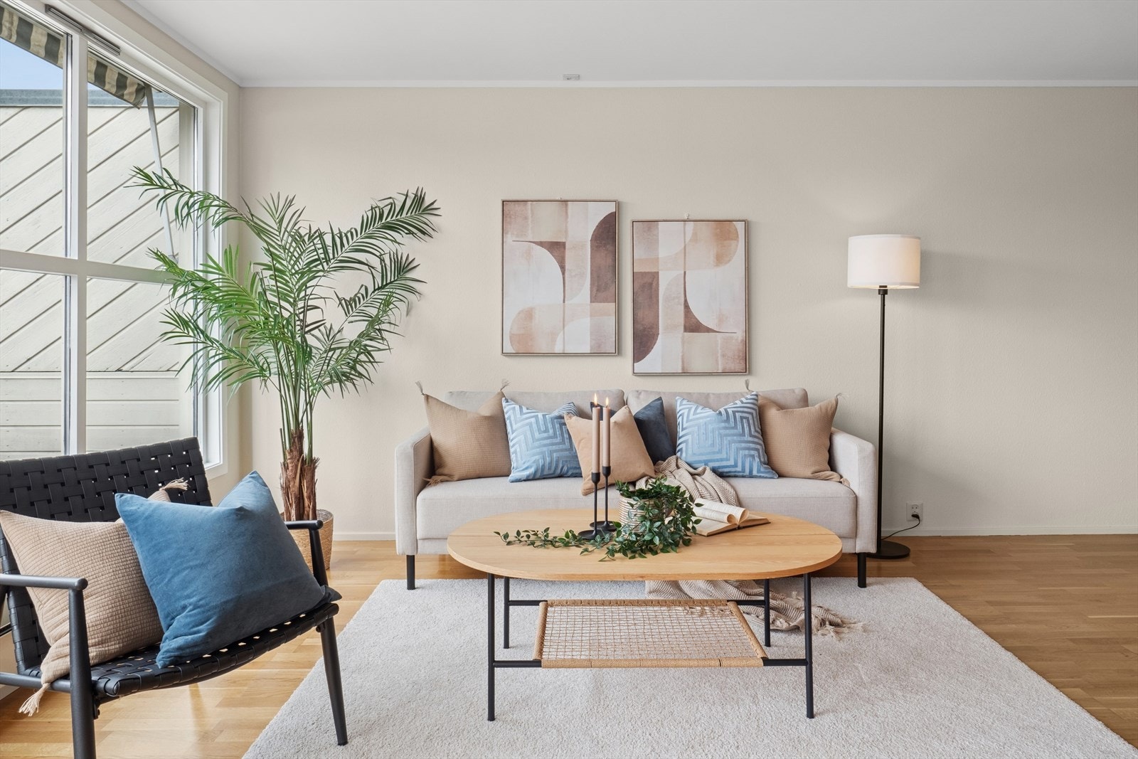 Leiligheten er gjennomgående med lysemalte vegger og parkettgulv. Galleribilde