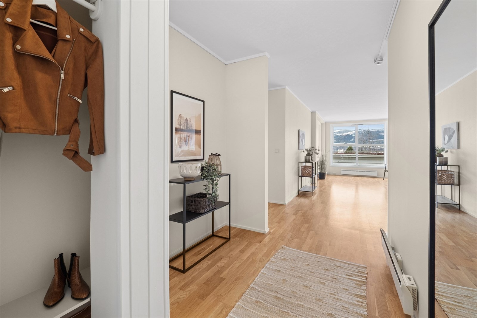 Innenfor døren til leiligheten er det en lys entré med plass til garderobemøblement for sko og yttertøy. Galleribilde