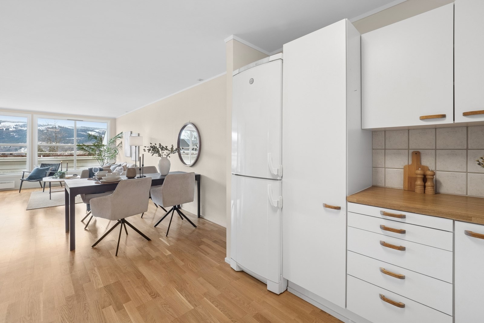 Innredningen har plass til frittstående hvitevarer som komfyr, oppvaskmaskin og kjøleskap. Galleribilde