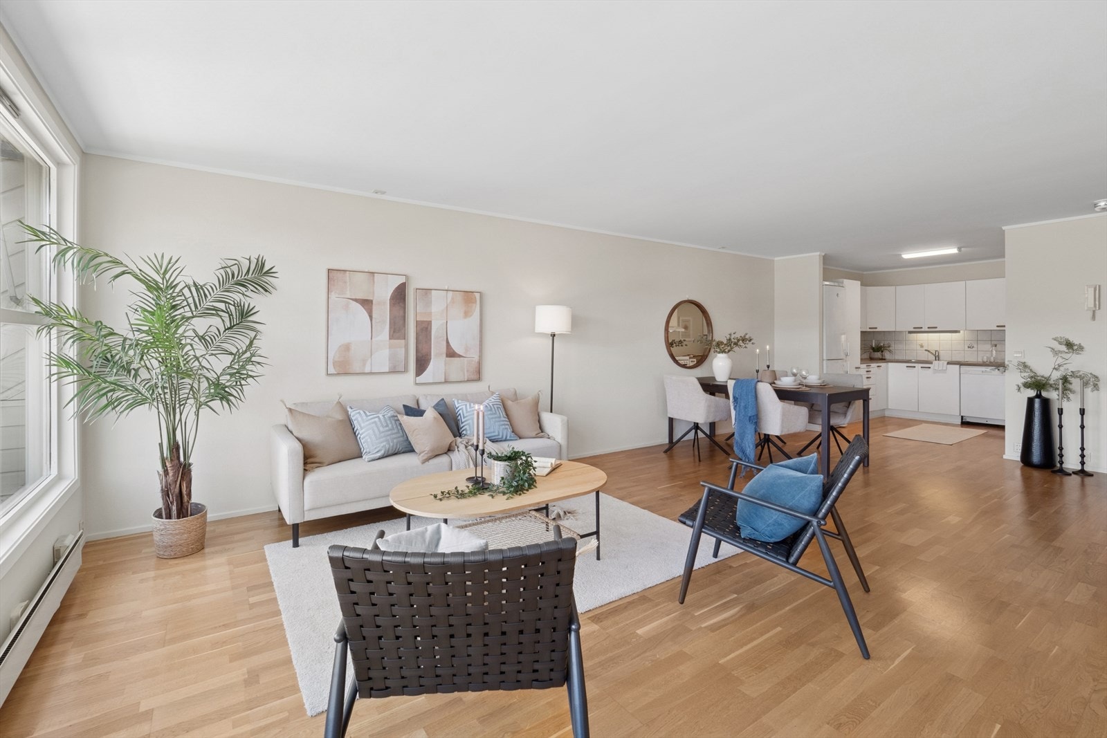 Kjøkkenet ligger i sosial, åpen løsning, som gjør det enkelt å holde samtalen gående under matlagingen. Galleribilde