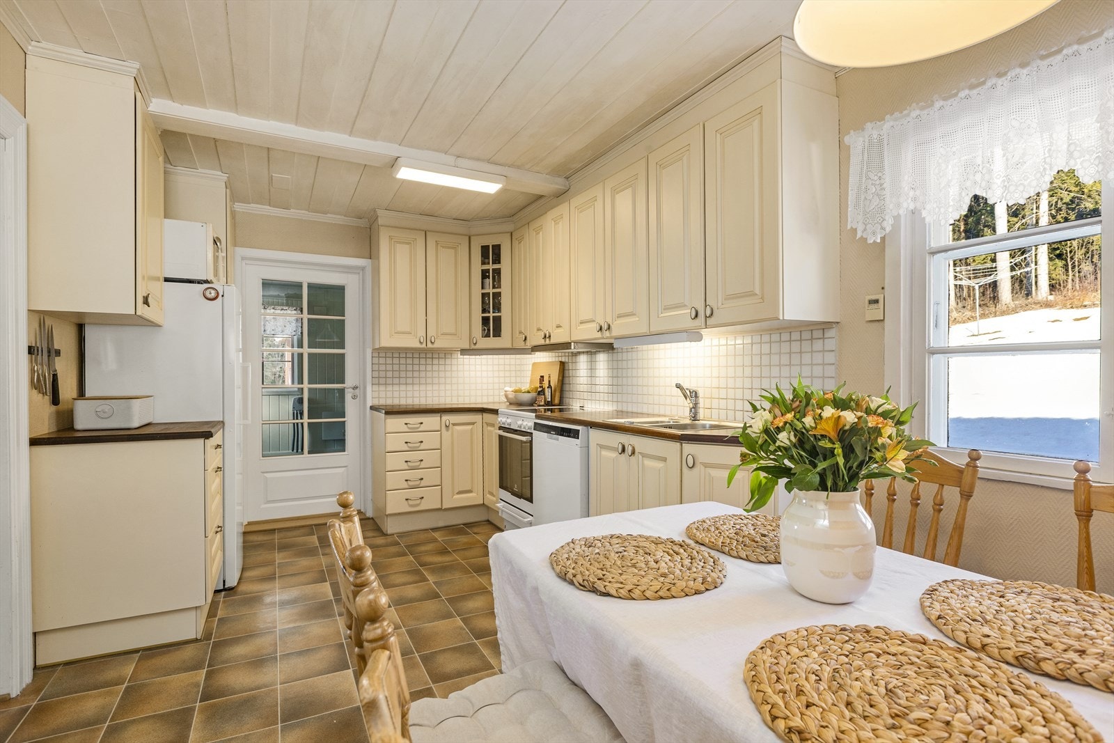 Klassisk kjøkken med plass til spisebord. Galleribilde