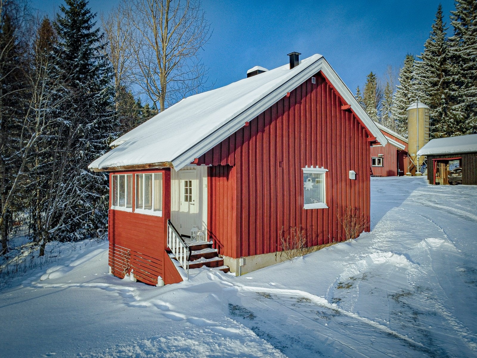 Sidebygningen er godt tilrettelagt for utleie med kjøkken, stue, bad og et soverom. Galleribilde