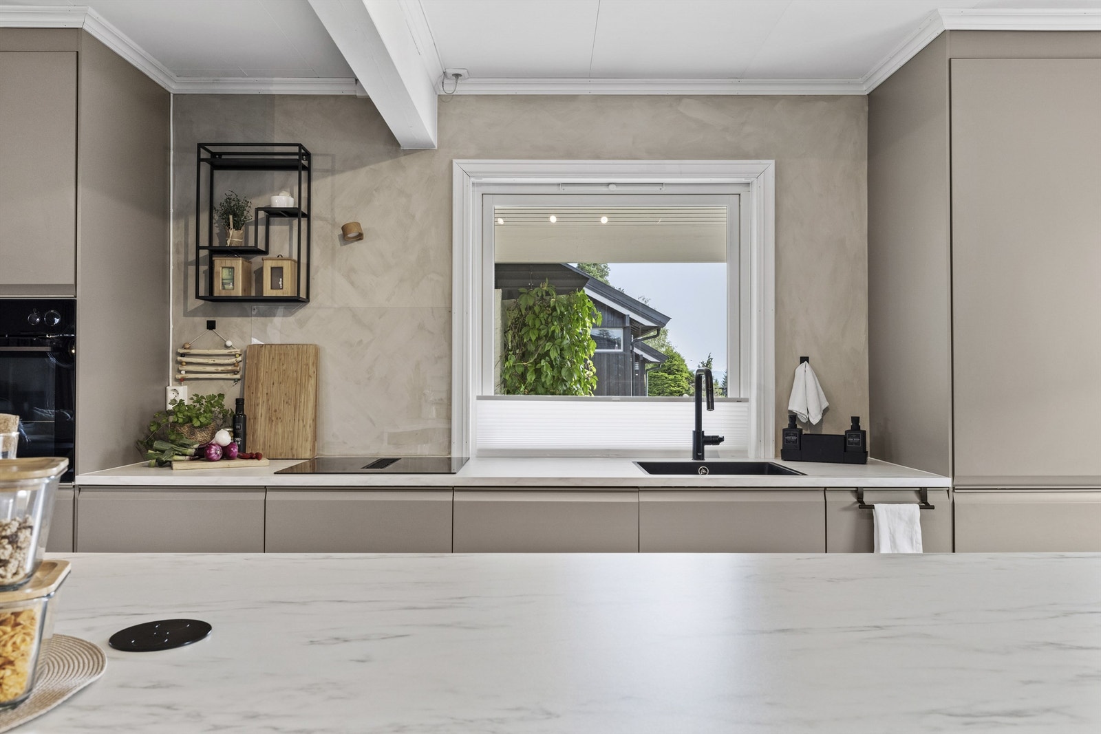 Kjøkkenet er husets hjerte - lyst, innbydende og perfekt til både hverdag og fest. Galleribilde