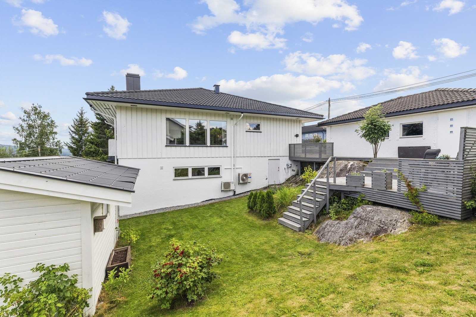 Stor og pent opparbeidet hage - perfekt for lek, ro og utepust. Galleribilde