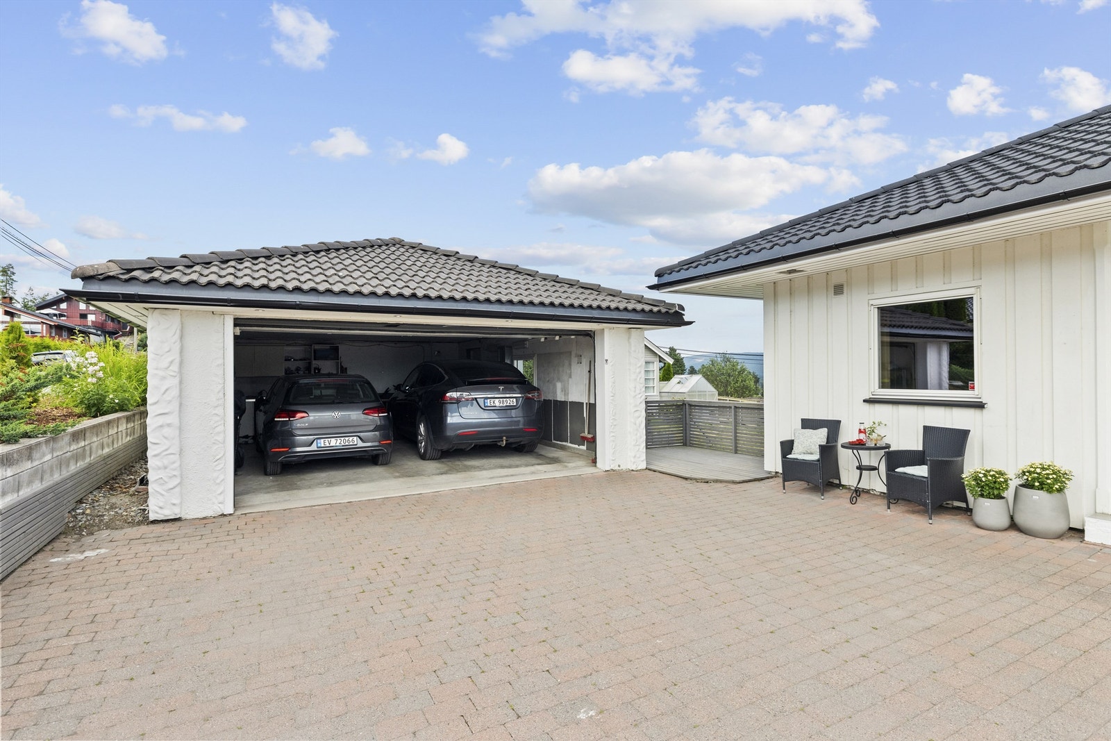 Velholdt enebolig i barnevennlige omgivelser - med stor hage, dobbelgarasje og flere uteplasser. Galleribilde