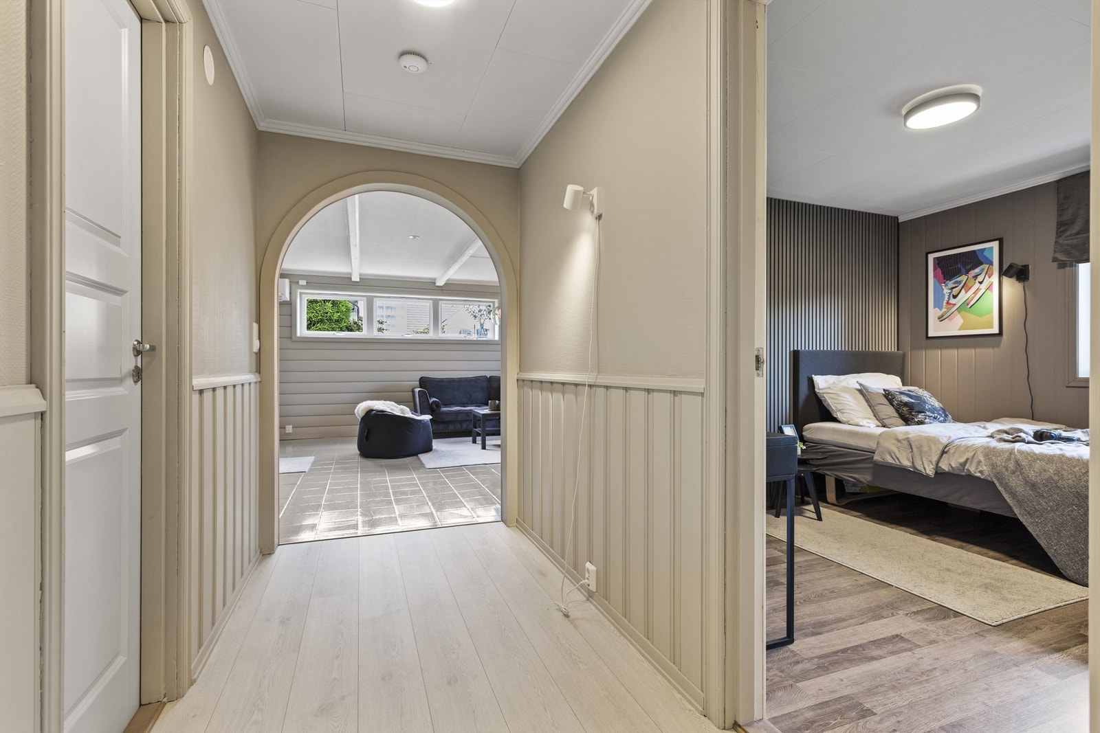 Boligens tre soverom ligger skjermet i underetasjen - perfekt for nattero. Galleribilde