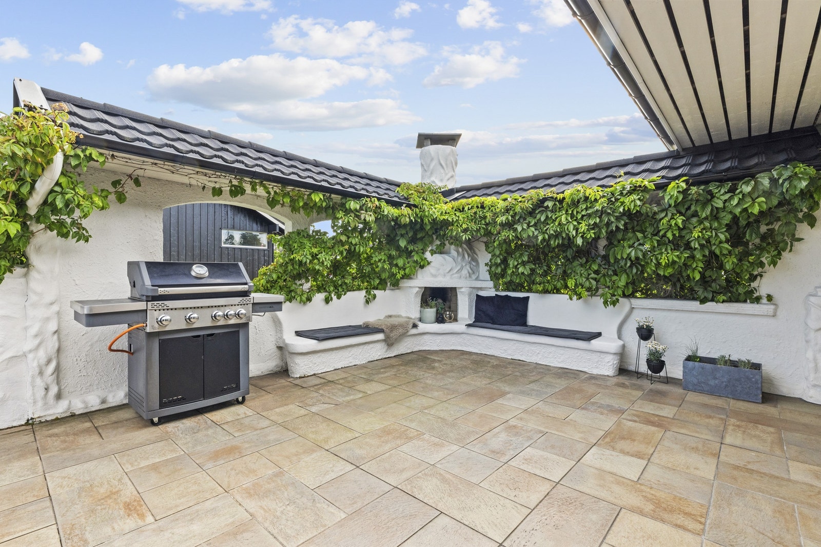 God plass til både utemøbler og grill - perfekt for sosiale sammenkomster eller en stille morgenkaffe med utsikt. Galleribilde