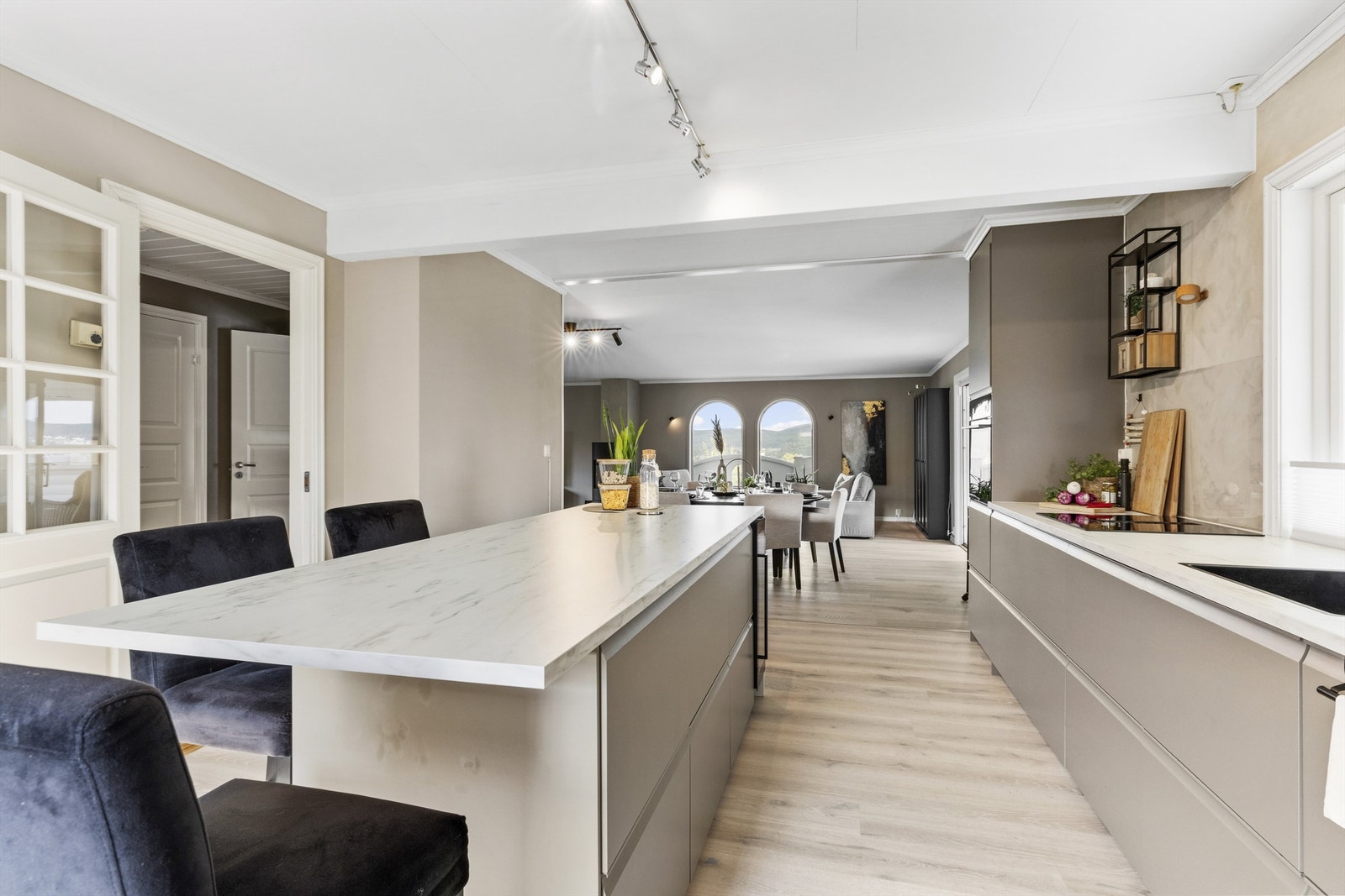 Praktisk og sosial kjøkkenløsning, med direkte forbindelse til stue og hall. Galleribilde