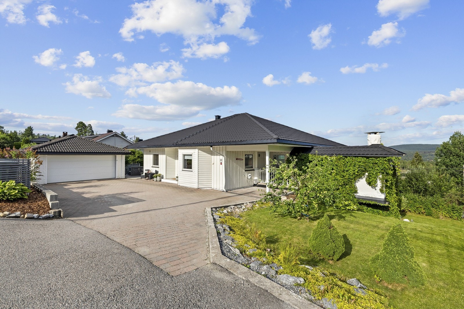 Innholdsrik familiebolig på solrik tomt med flott utsikt og godt naboskap. Galleribilde