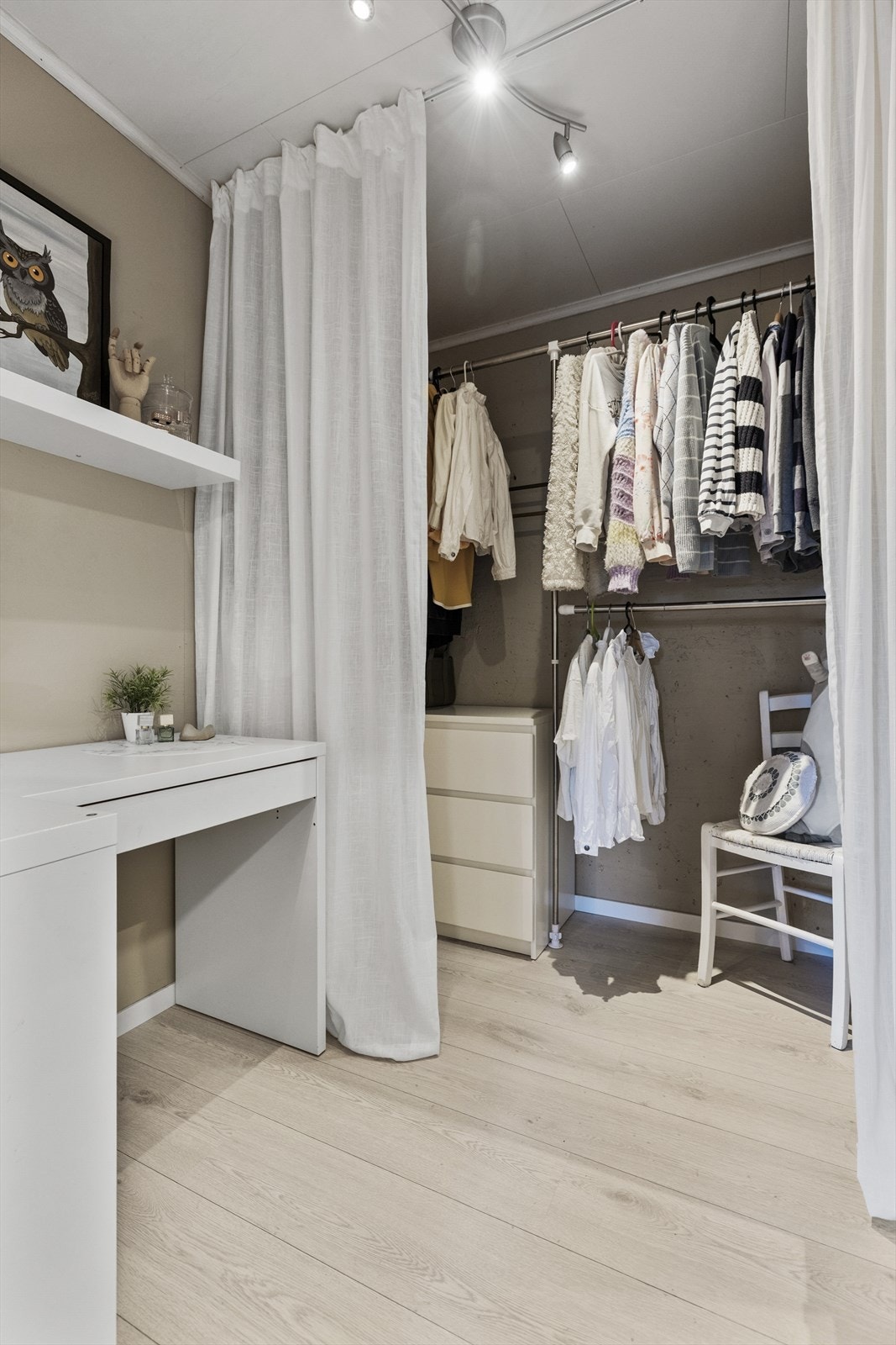 Praktisk og romslig walk-in-garderobe med godt med oppbevaringsplass og tilhørende sminkebord. Galleribilde