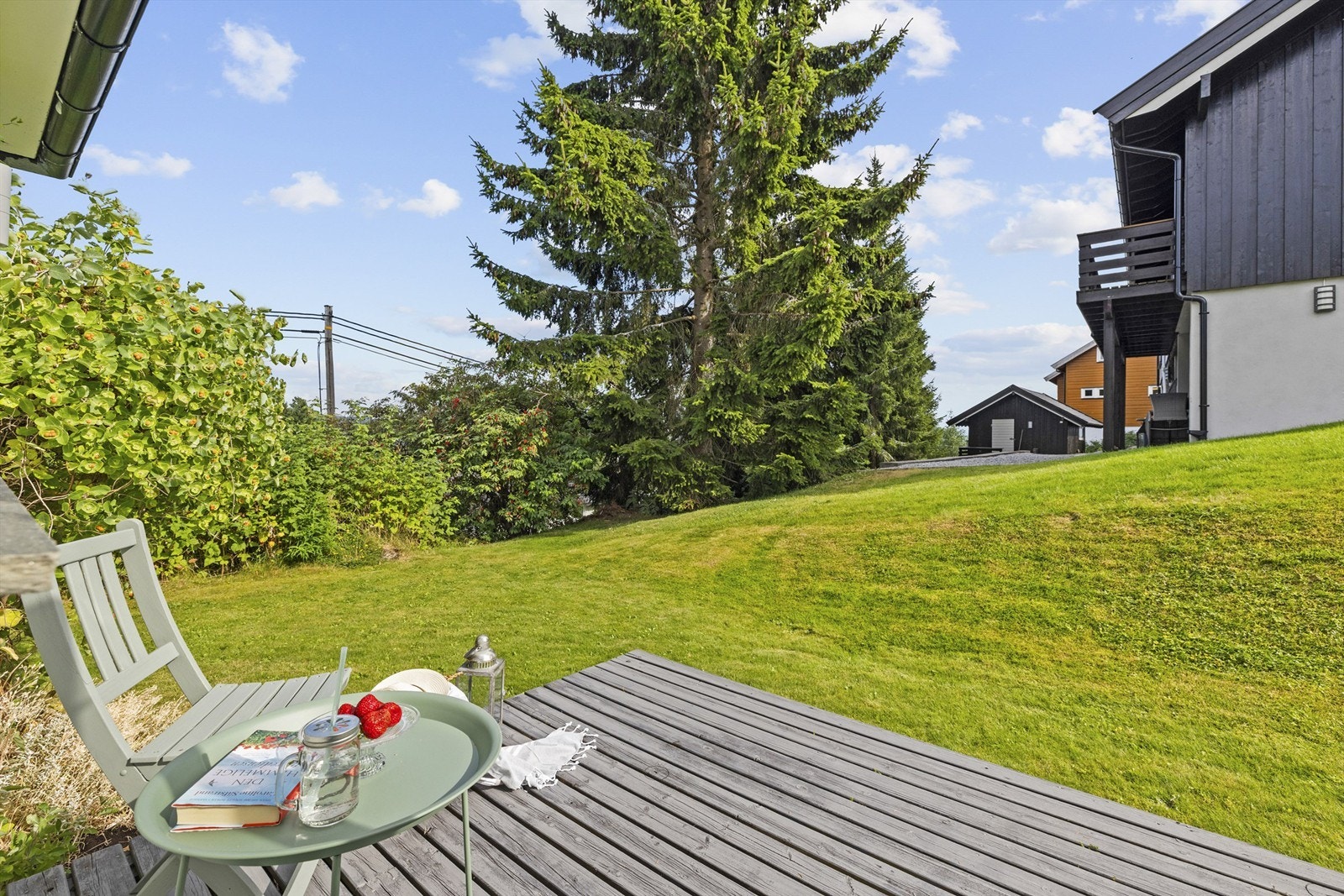 Egen terrasse utenfor hovedsoverom - nyt morgenkaffen i fredelige omgivelser. Galleribilde