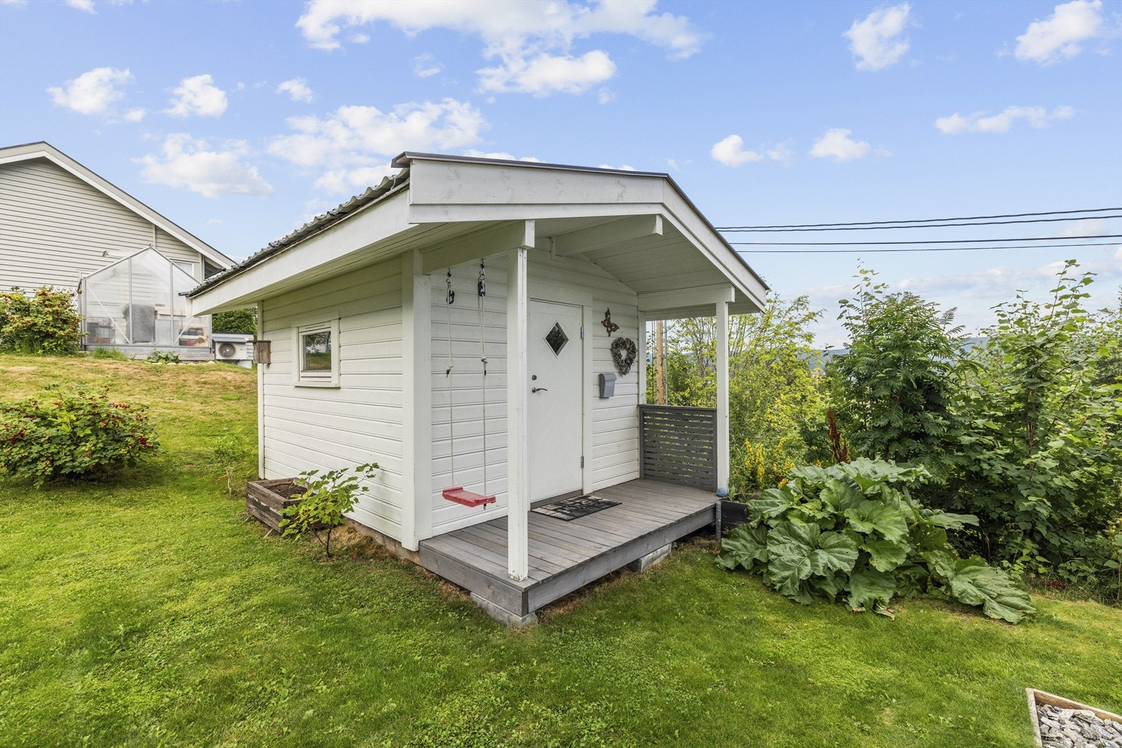 Frittstående redskapsbod, perfekt som en lekestue for de minste barna. Galleribilde