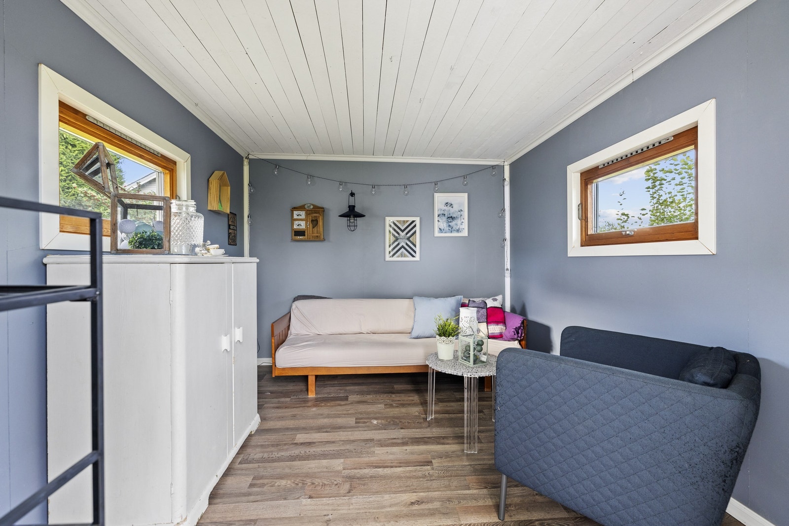 Koselig interiør i uthuset - her er det rom for både lek, hobby og avslapning. Galleribilde