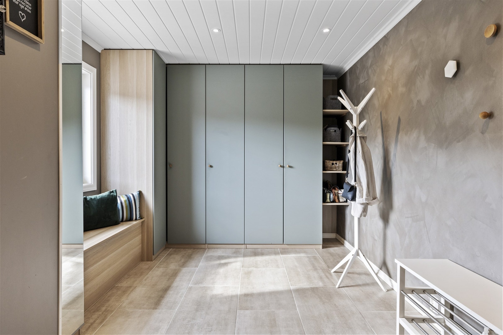 God oppbevaringsplass og naturlig skille mellom inngang og oppholdsrom. Foto Marika Foto AS Galleribilde