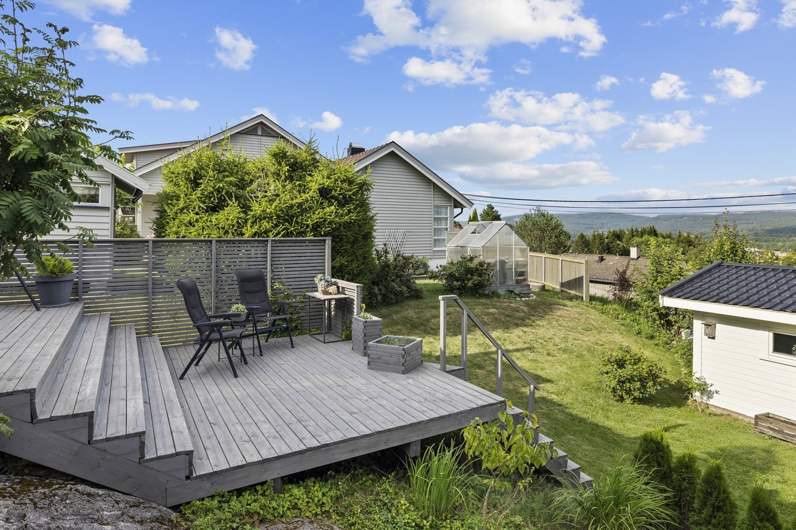- Skjermet uteområde med terreng og terrasse - ideelt for avslapning i grønne omgivelser. Galleribilde