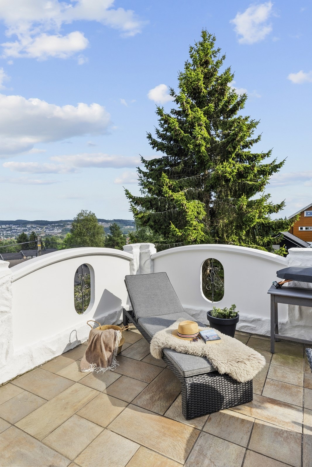 Fra hagen og terrassen får du vidstrakt utsyn mot åsene og dalen - en sjelden kvalitet i et veletablert boligområde. Galleribilde