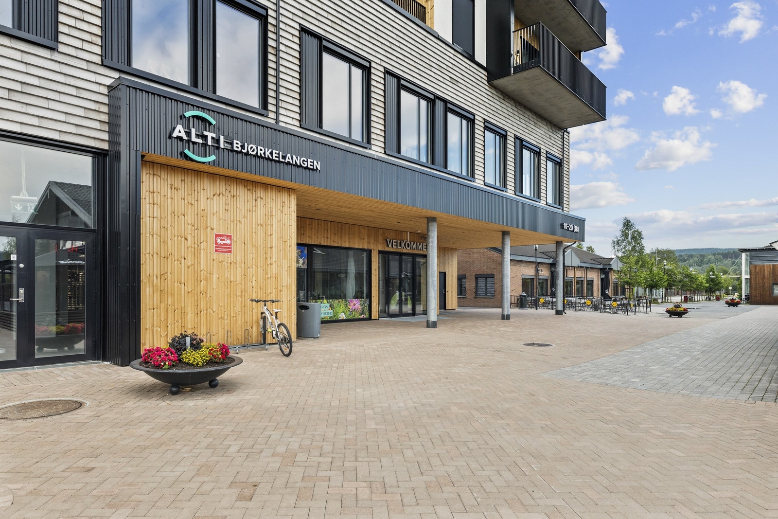 Alti Bjørkelangen er et nytt og moderne kjøpesenter med rundt 40 butikker, bibliotek, tannlege og kafé, midt i hjertet av trivelige Bjørkelangen. Galleribilde