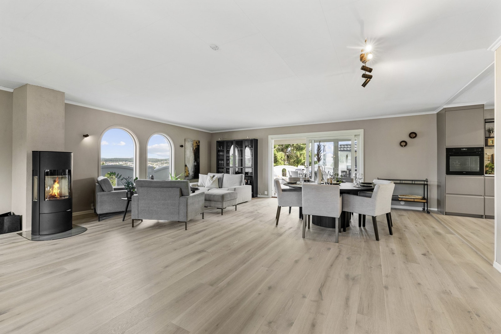 Moderne og åpen stueløsning - perfekt for sosiale sammenkomster. Galleribilde