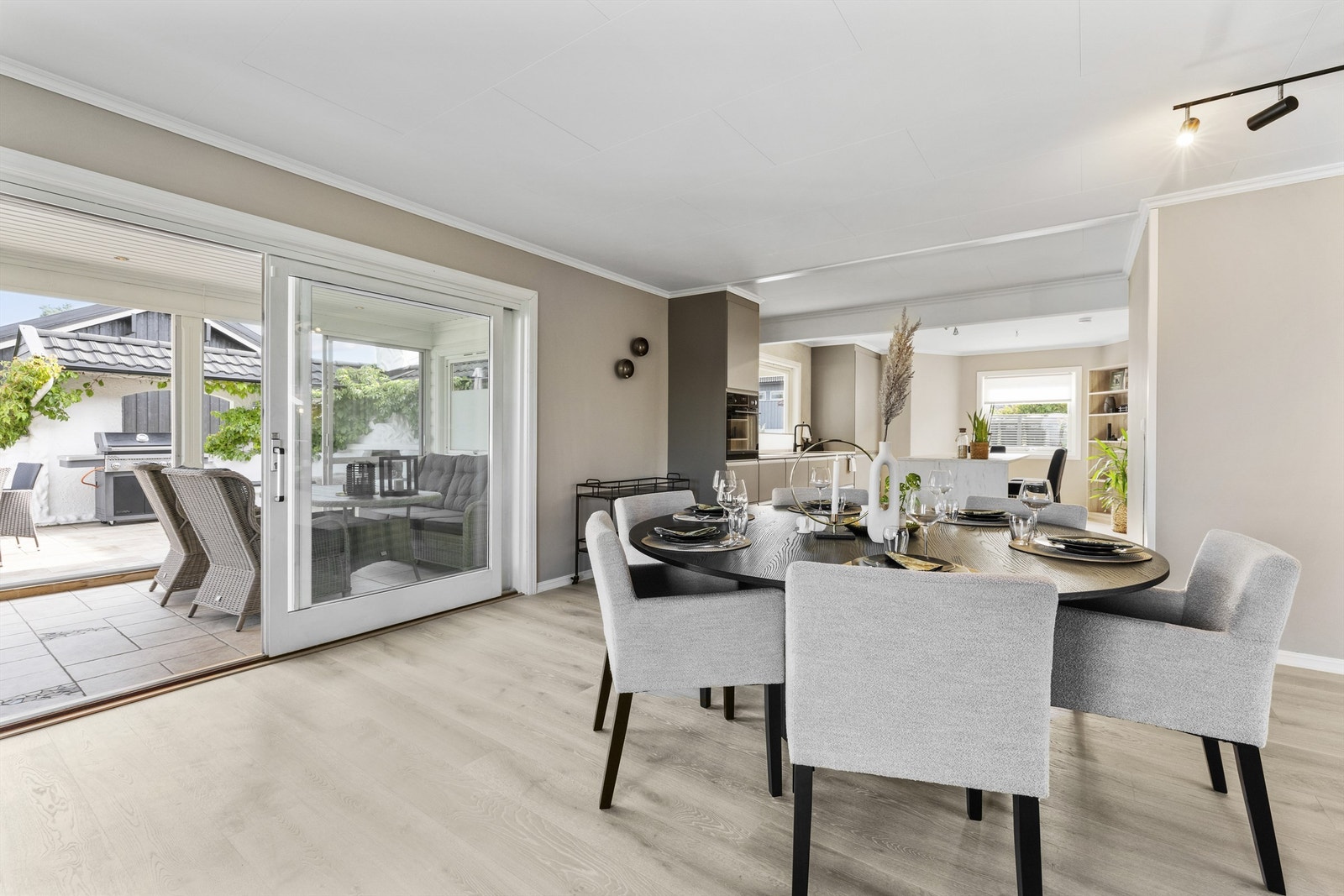 Utgang til solrik terrasse og vinterhage - perfekt for helårskos og hverdagsliv. Galleribilde