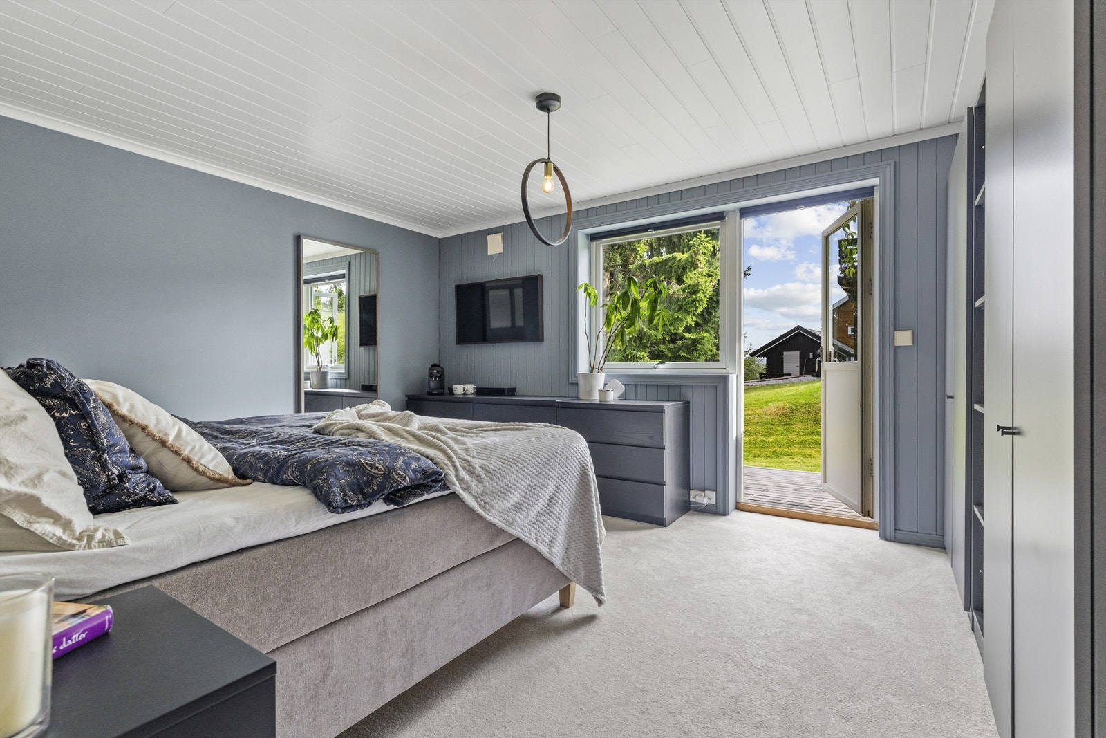 Soverommet har store vindusflater og gjennomgående lysinnslipp. Galleribilde