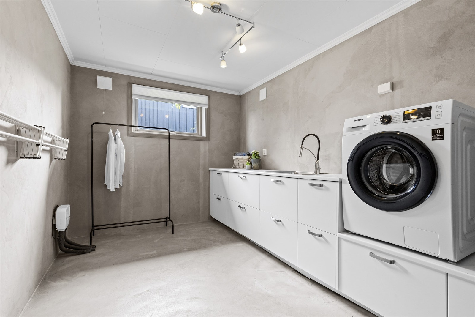 Separat vaskerom med mikrosement, god ventilasjon og moderne innredning. Galleribilde