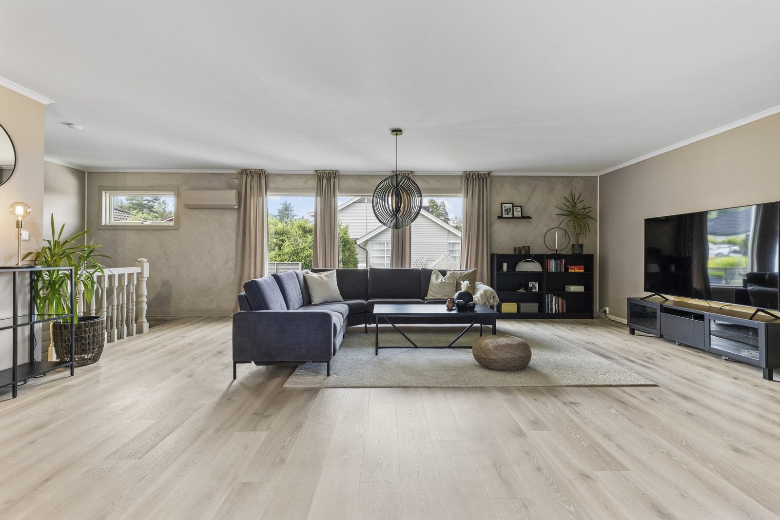 Store vinduer gir rikelig med naturlig lys. Galleribilde