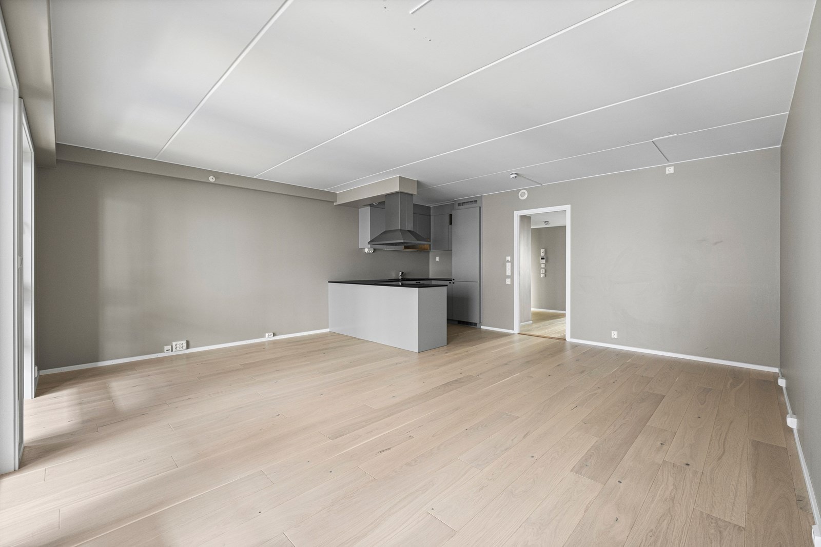 Her er det gjennomgående 1-stavs eikeparkett med regulerbar vannbåren gulvvarme Galleribilde