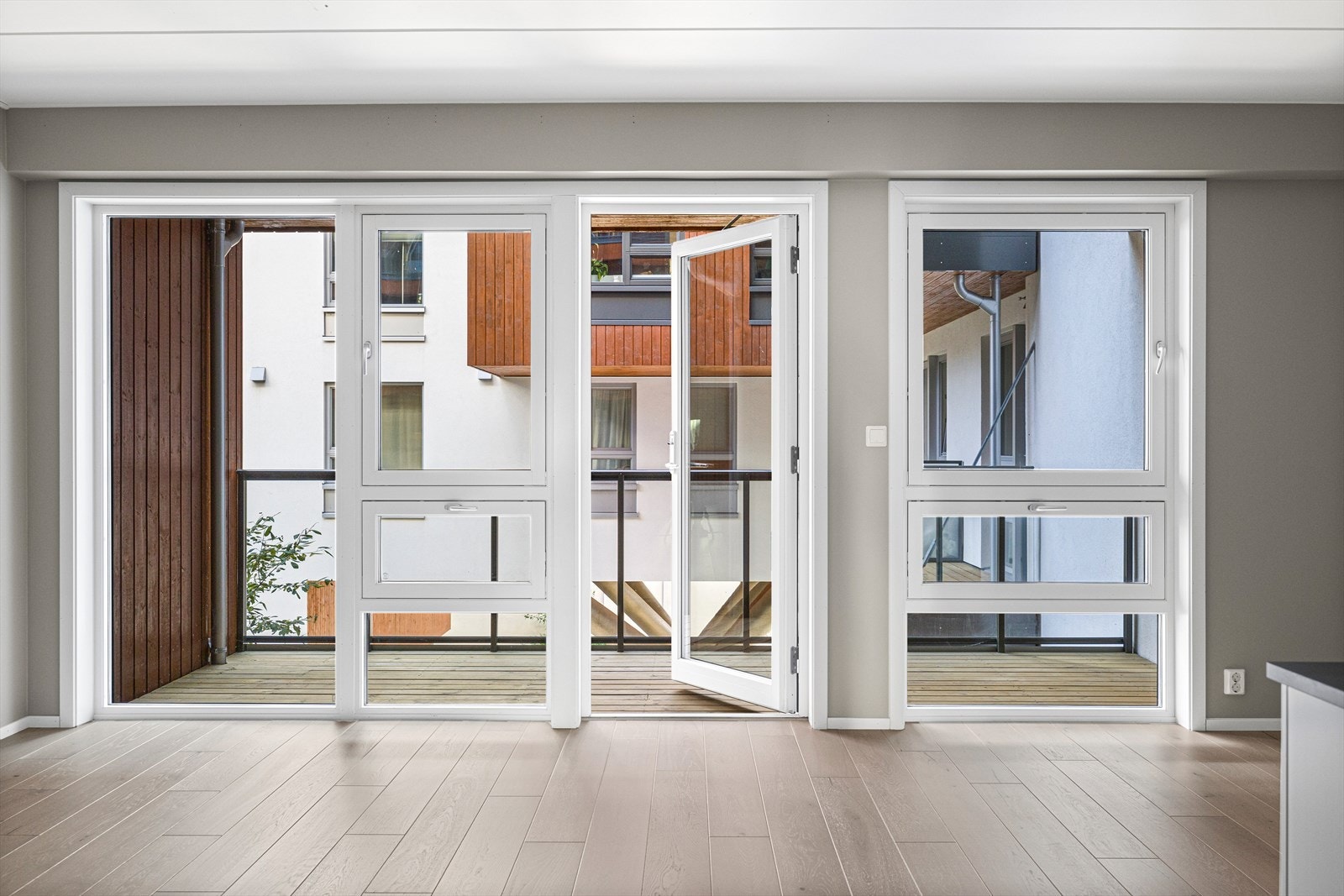 Fra stuen er det utgang til stor luftig balkong med masse boltreplass Galleribilde