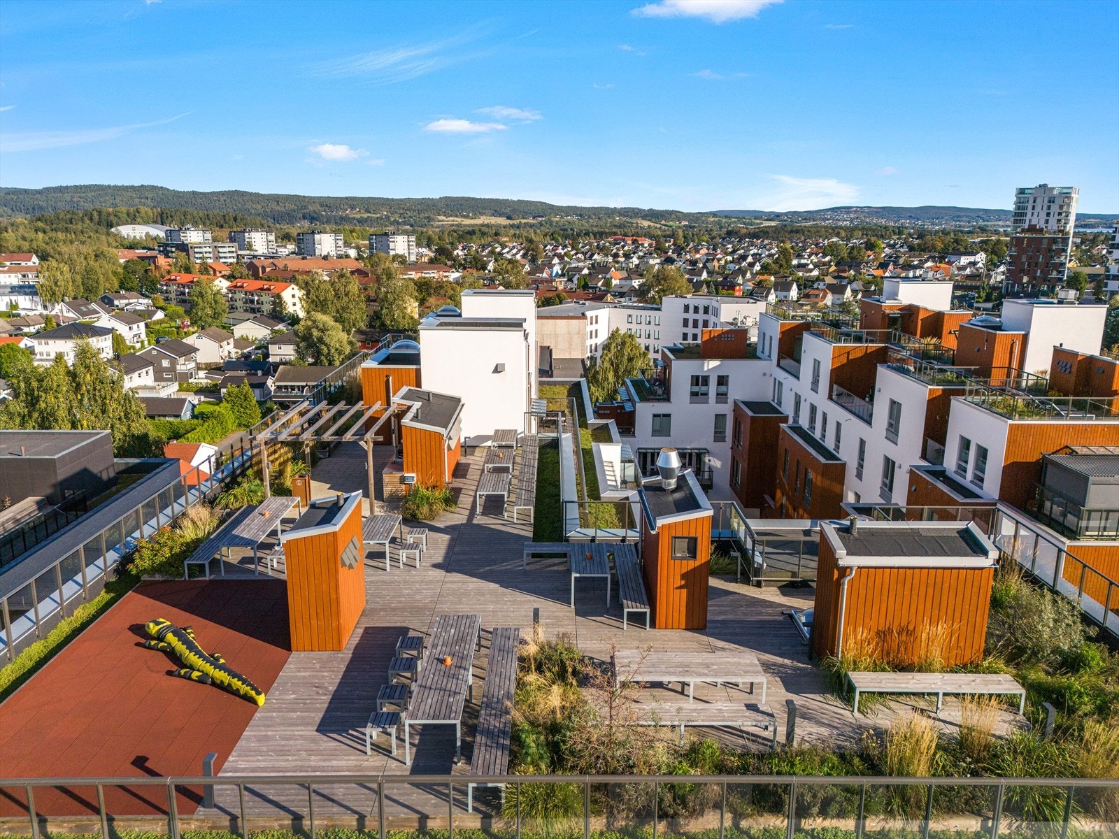 Vi avslutter med flere bilder av takterrassen, utsikt og nærliggende butikker i høstperioden Galleribilde