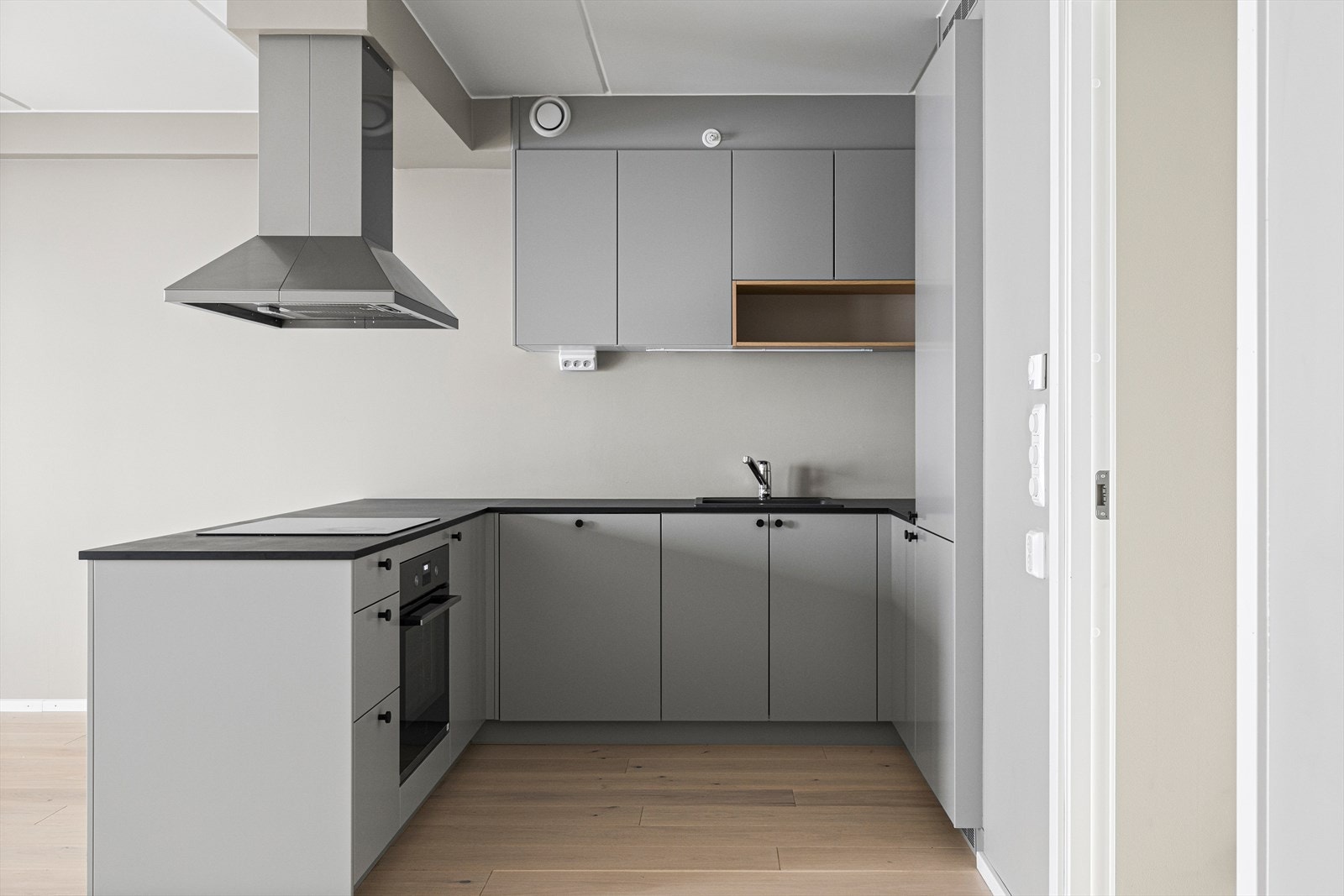 Drømmekjøkken av kvalitet med integrerte hvitevarer og godt med skapplass. Integrert kjøl/frys, ovn, induksjonstopp og oppvaskmaskin Galleribilde