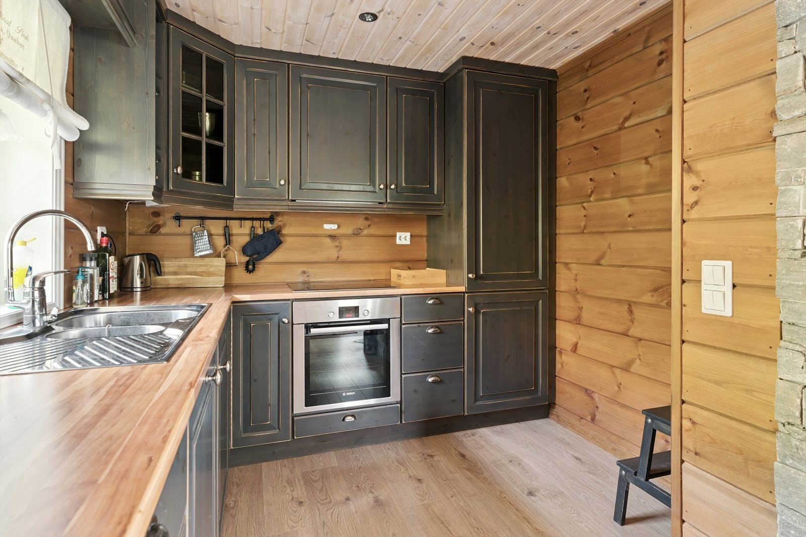 Eit kjøkken i delvis åpen løysing mot spisestove og stova gjev eit fint allrom for familie ogvenner Galleribilde