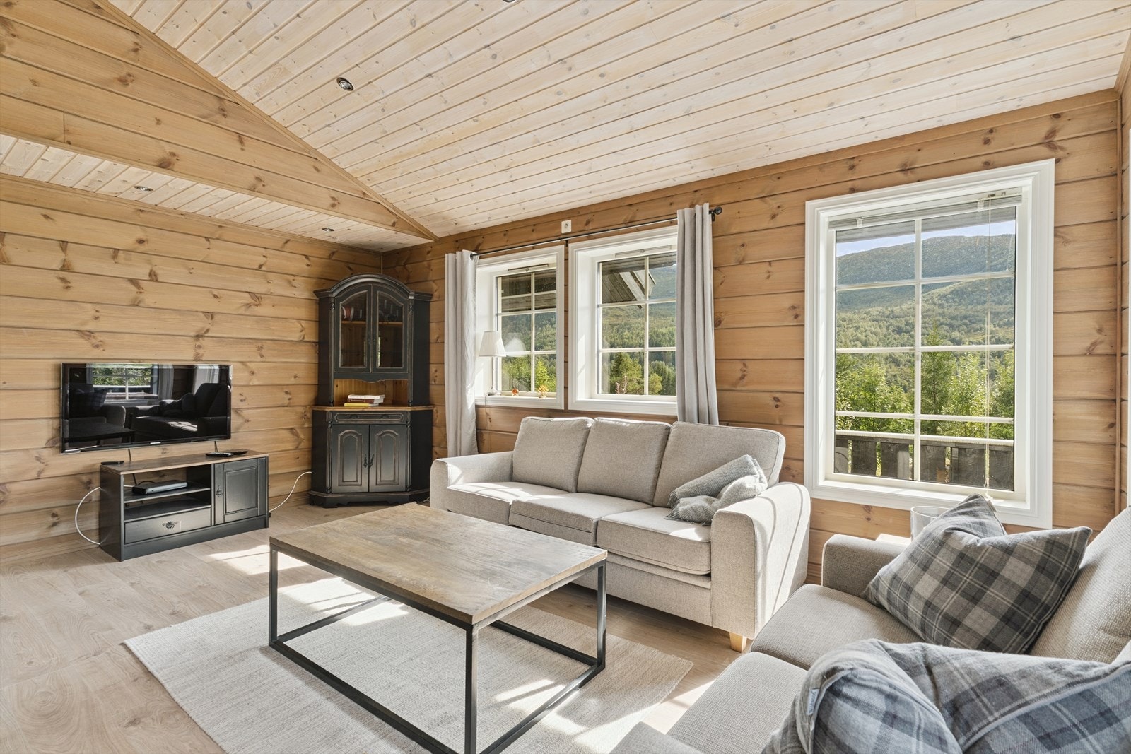 Stove med fleire vindaugsflater mot nydelig natur Galleribilde