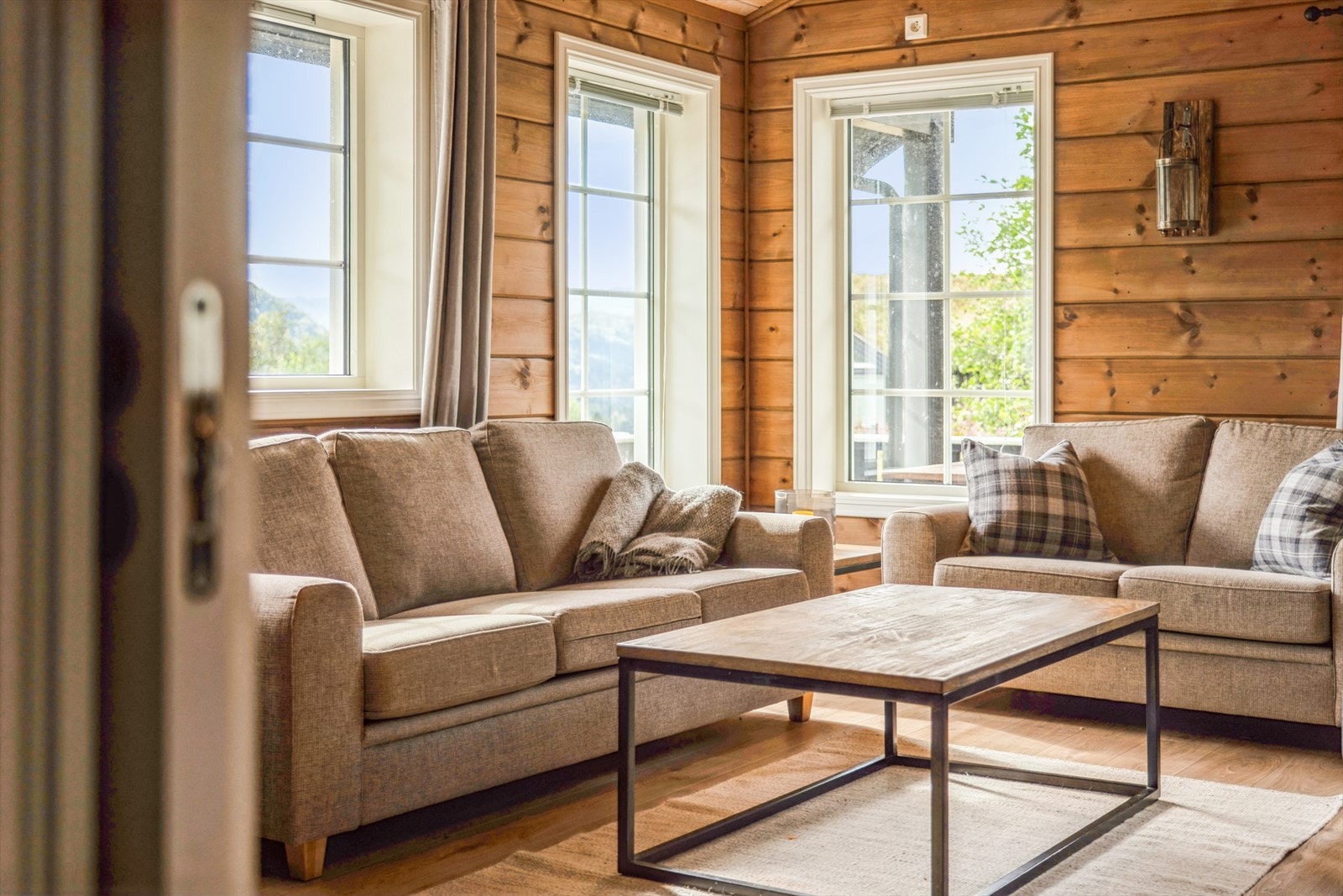 Nydelig å kunne sitje her med usikt mot fjellheimen og naturen utom. Galleribilde