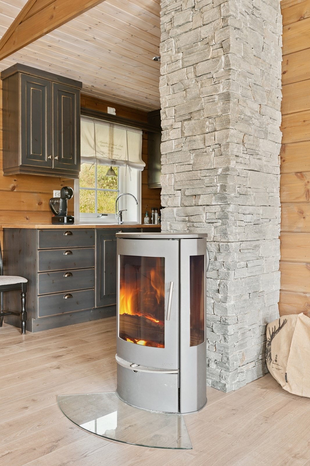 Vedomnen sprer både varme og hyggje i hytta Galleribilde