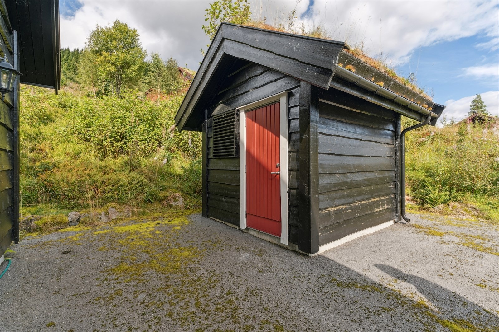 Bod med plass for oppbevaring rett ved hytta Galleribilde