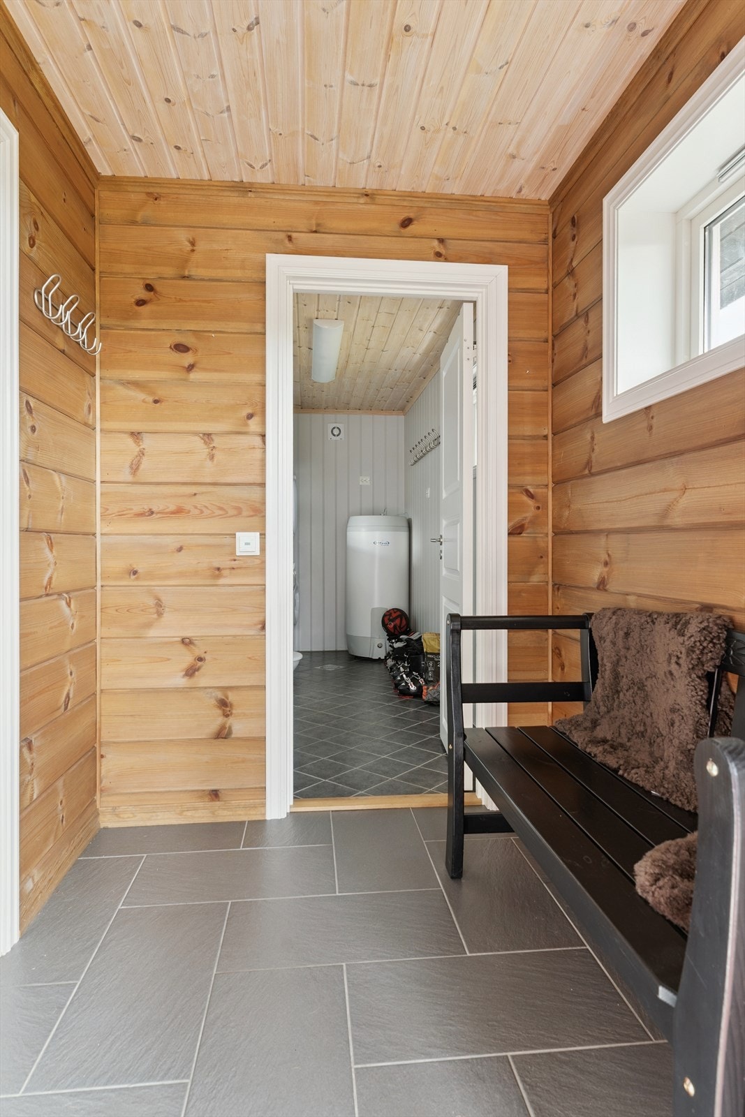 Velkommen inn i hytta - Hytta er oppført i 2012, og framstår som moderne og tiltalande - ei god familiehytte med gode kvalitetar. Galleribilde