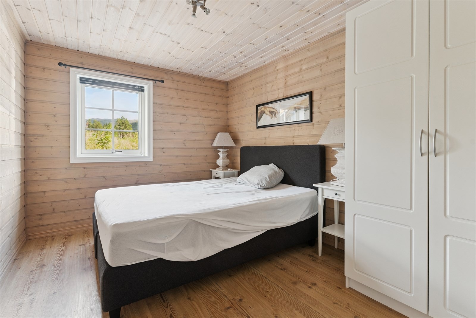 Dei to største soveromma ligg i hoduvetasjen, og har god plass til stor dobbeltseng, nattbord og anna soveromsmøblement Galleribilde