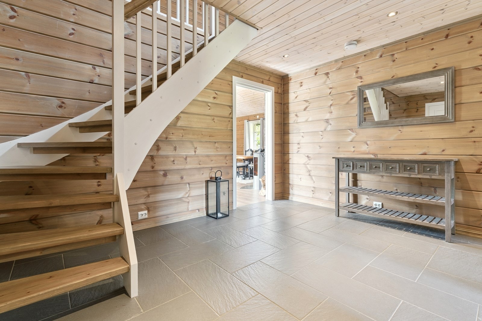 Den store gangen er flislagt med varmekablar i golvet, og bind saman opphaldsrommet med soveromma, bad og vaskerom Galleribilde