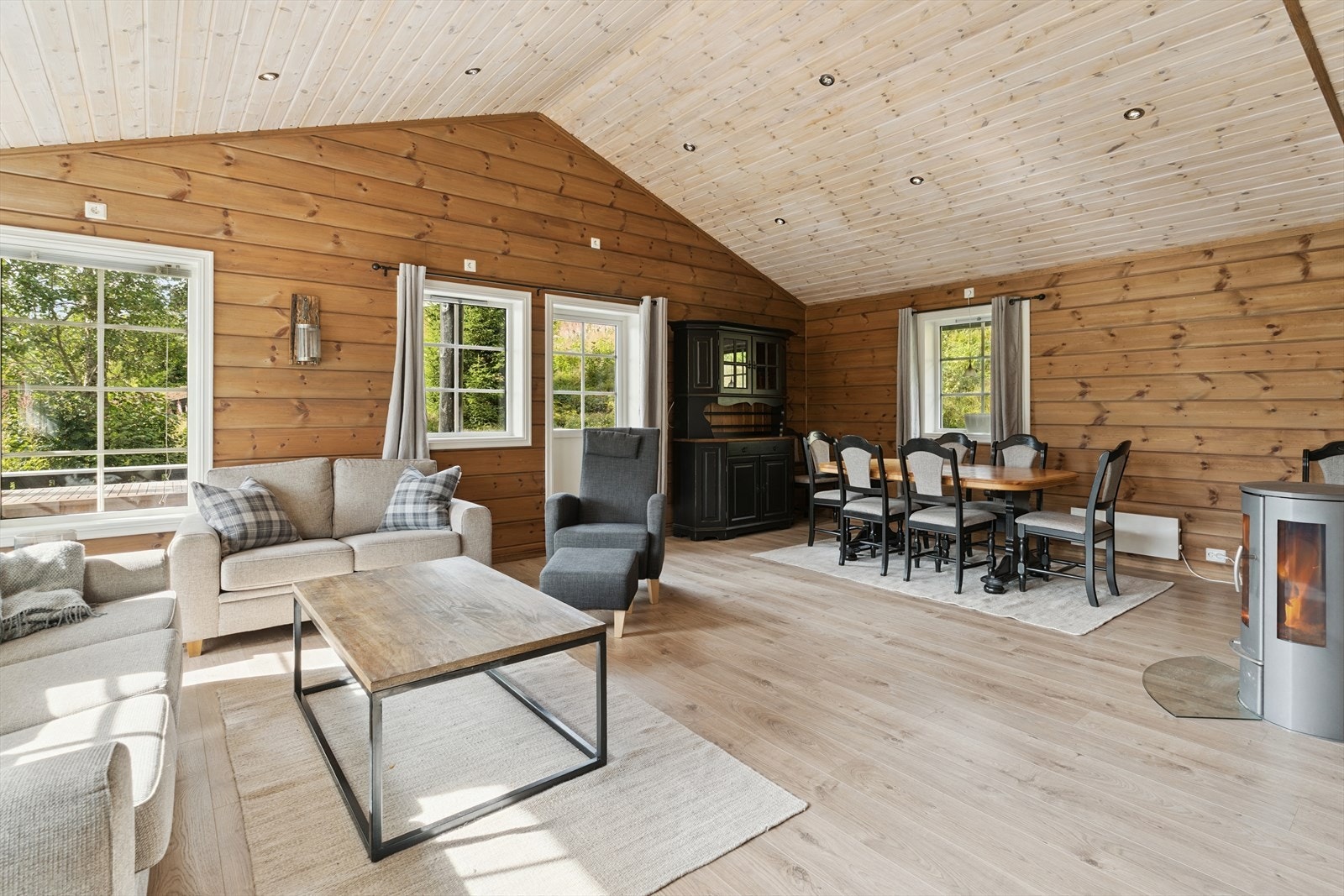 Her er det mønehøgt tak som gjev ei meget god romkjensle - Dei flotte tømmerveggane gir også eit lunt og godt uttrykk i rommet.
Frå stova er det også utgang til terrasse Galleribilde