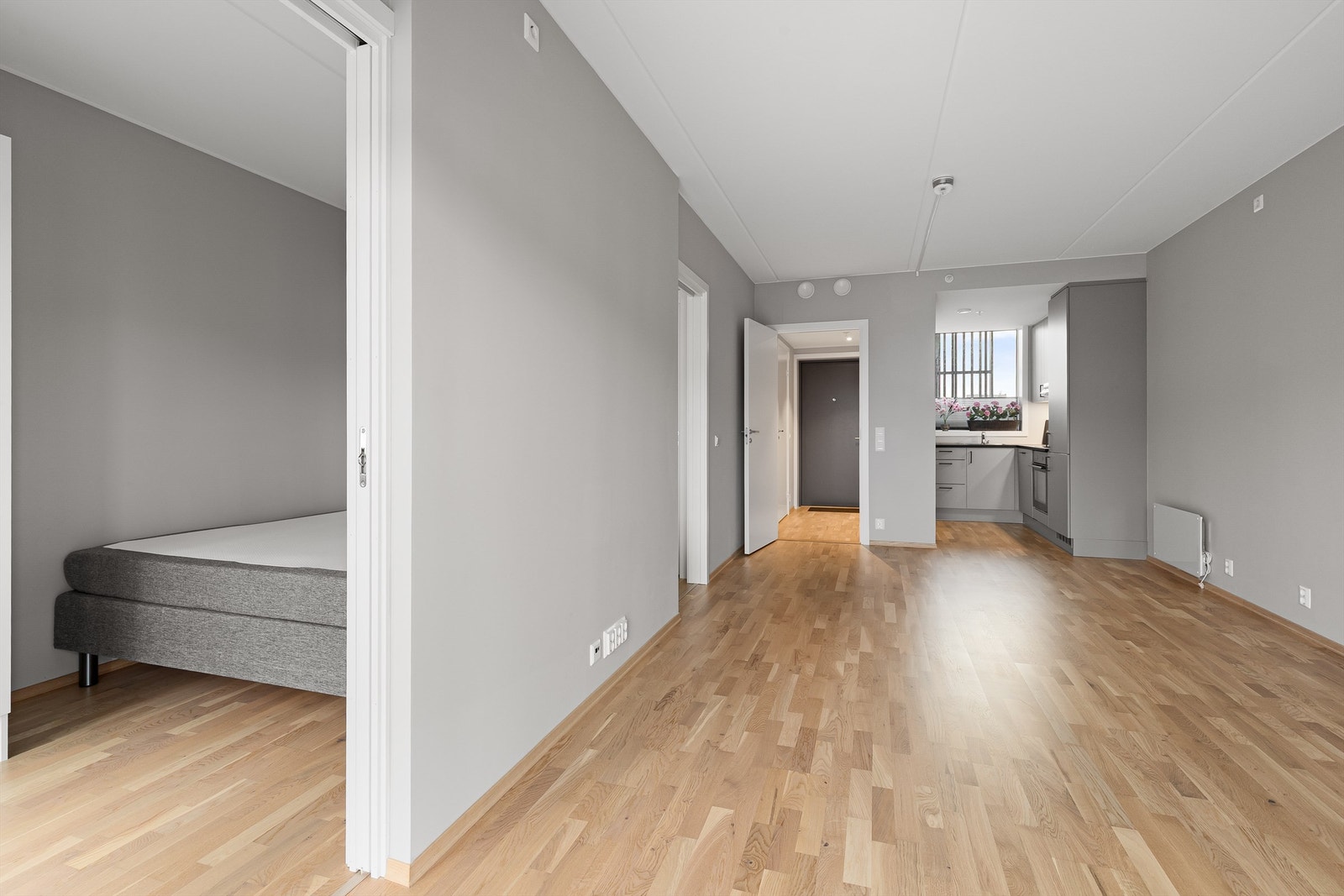 Stue med åpen kjøkkenløsning - Soverom til venstre Galleribilde