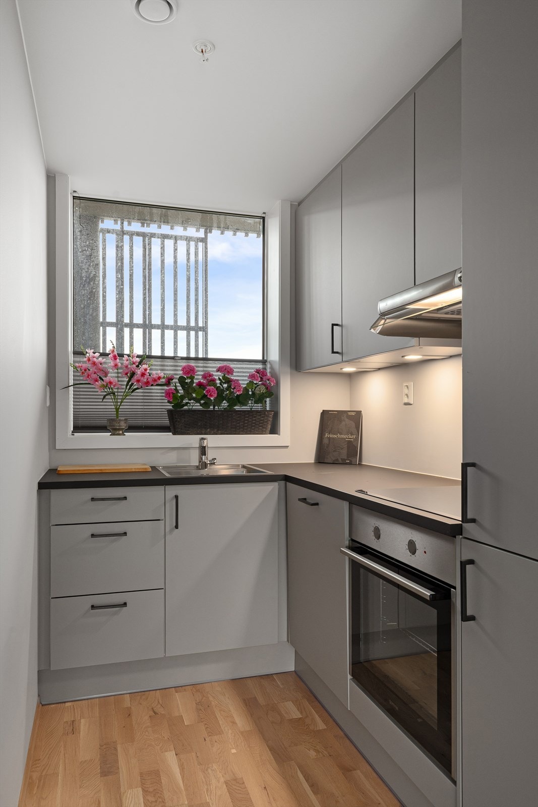 Pent kjøkken med integrerte hvitevarer Galleribilde