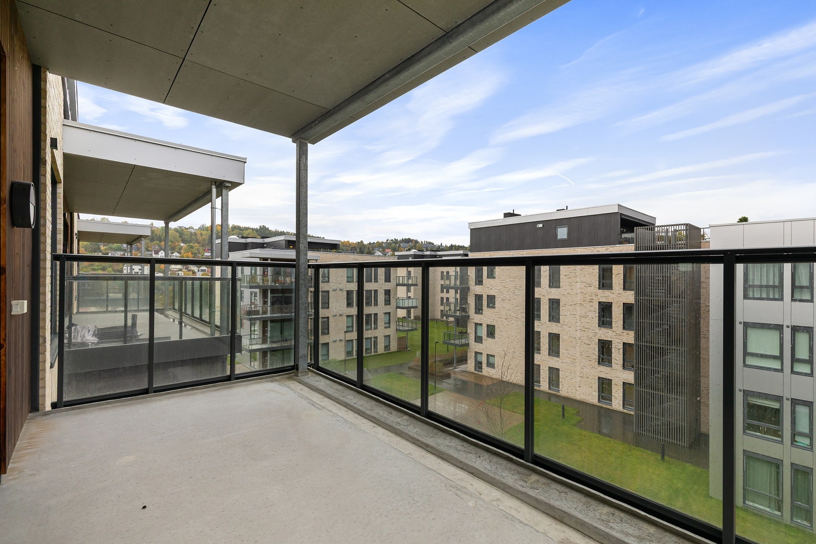 Romslig solrikt beliggende balkong utenfor stuen Galleribilde