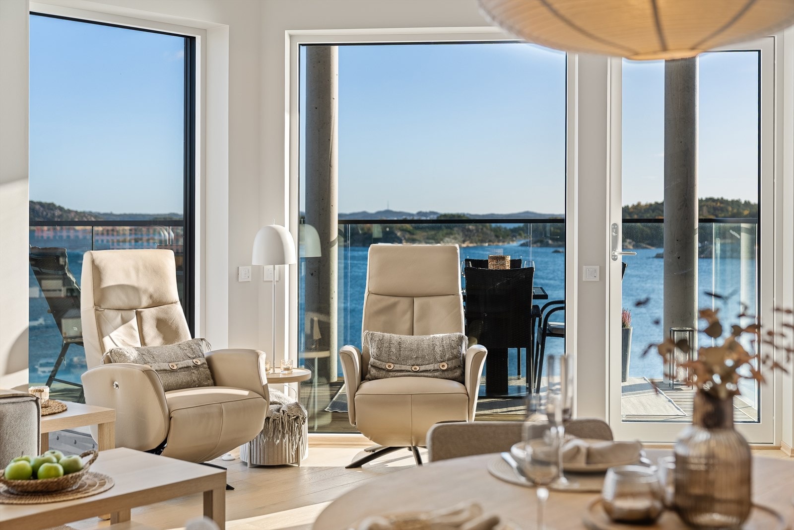 Velkommen inn! Leiligheten har lyse duse fargetoner på vegger, himling og møblement i nordisk stil. Galleribilde