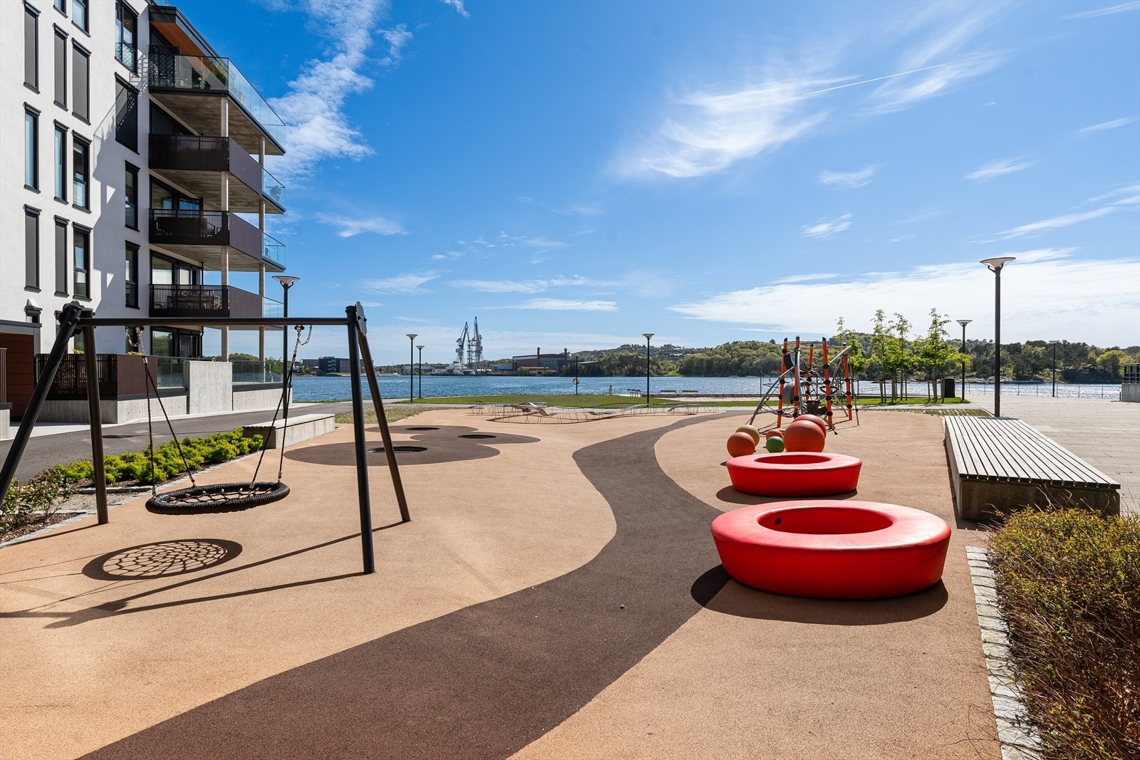 Sameiet har flere flotte opparbeidede uteområder med lekeplass, sittebenker, sandvolleyballbane mm. Via "Heime"-appen har du tilgang til å booke overnattingsrom, selskapslokale og videre tilgang til felles takterrasse. Galleribilde