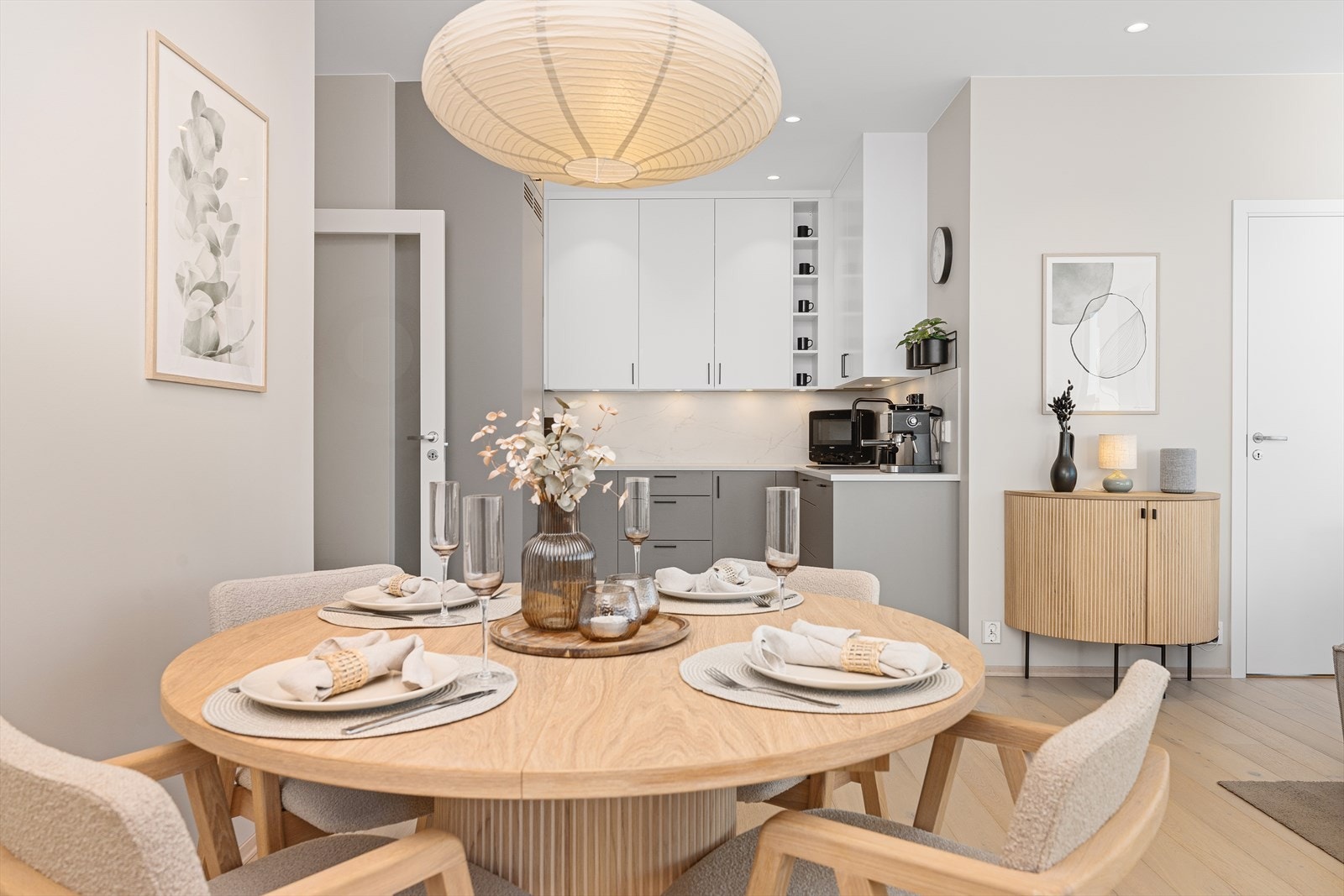 Kjøkkenet er oppgradert fra standard leveranse og har blant annet fått oppgraderte hvitevarer, samt ekstra skap- og benkeplass. Galleribilde