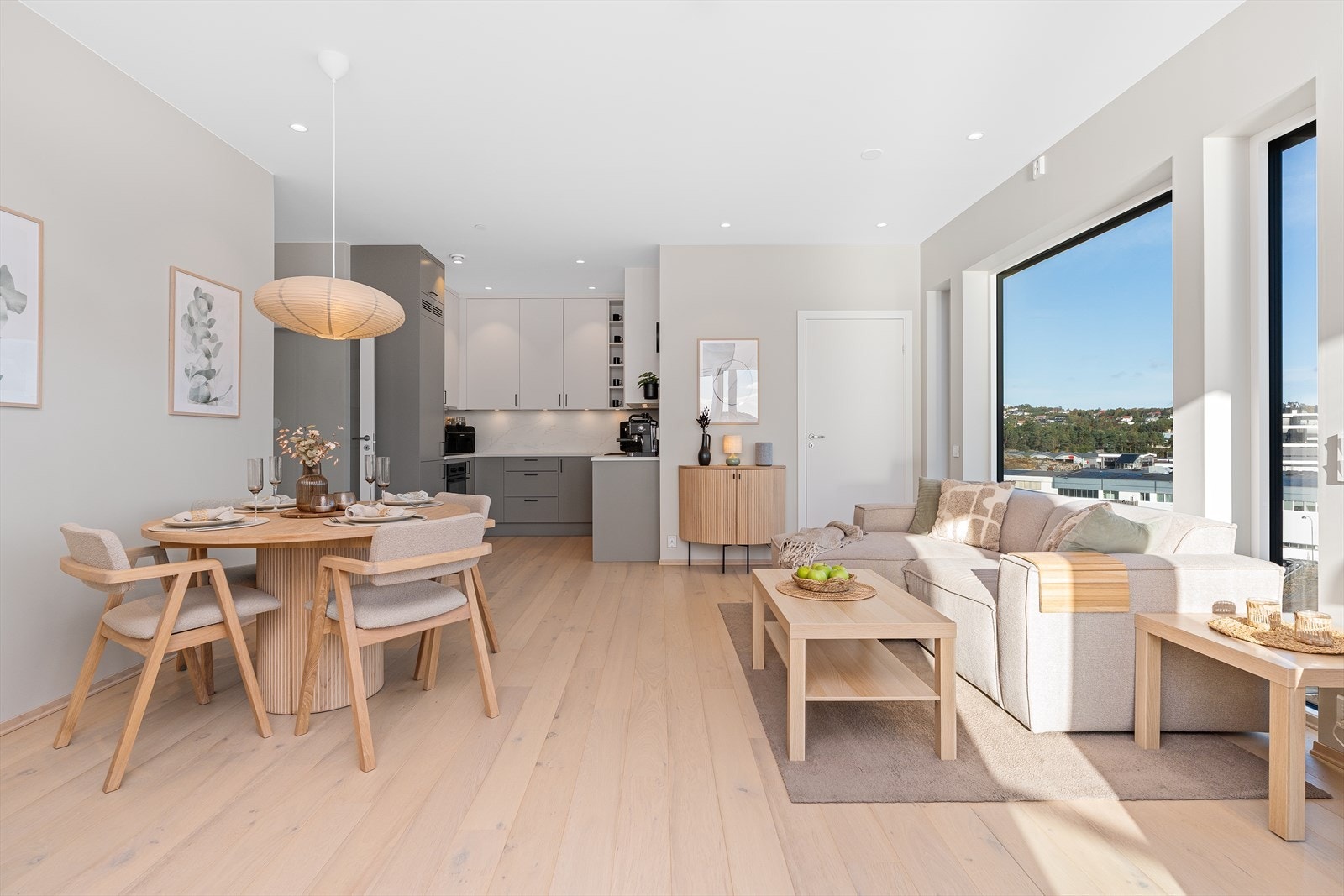 Leiligheten har en praktisk planløsning med en åpen stue/kjøkkenløsning, entre, bad/vaskerom, samt 2 stk. soverom. I tillegg medfølger det en ekstern bod, samt 2 garasjeplasser i byggets underetg. Galleribilde